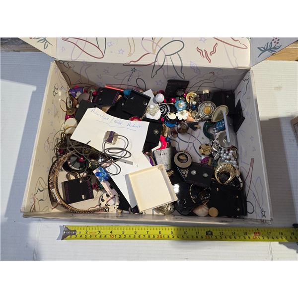 Lot of misc jewelery