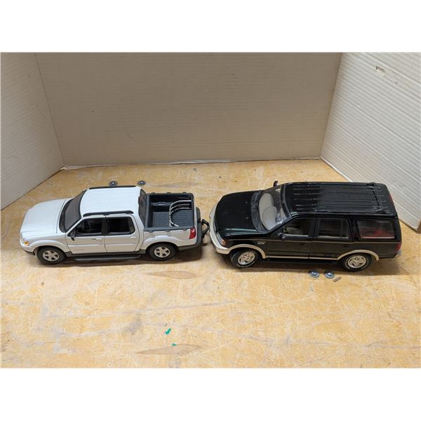 (2) Model Vehicles Scale 1/18 Ford Explorer / 1/18 Ford Expedition