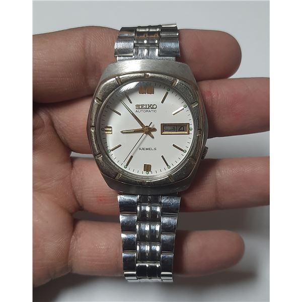 VINTAGE SEIKO 5,17J, AUTO  DAY/DATE @ 3  RUNS