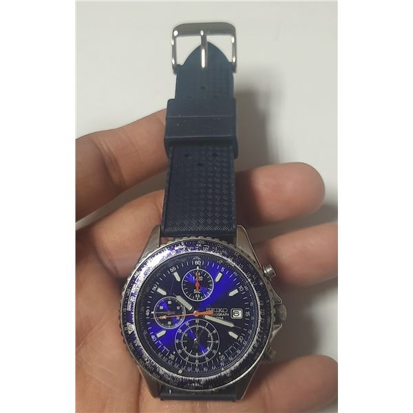 VINTAGE SEIKO 7T92-0CF0, QTZ CHRONO, DATE @3,NEW BATT, RUNS