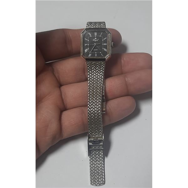 VINTAGE LADIES ROYAL QTZ WATCH,NEW BATT,RUNS