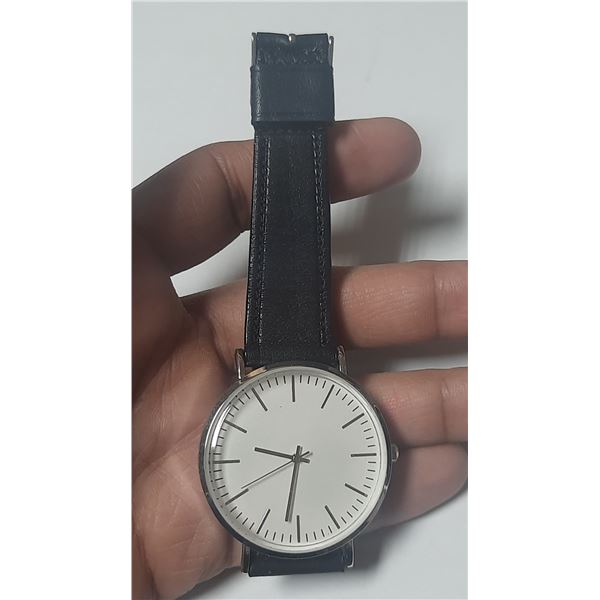 DESIGNER QTZ WATCH, NEW BATT, RUNS  41MM