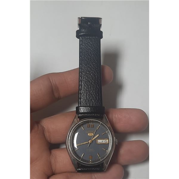 VINTAGE SEIKO 6309-8900 17J, AUTO WIND DAY/DATE @ 3 , RUNS