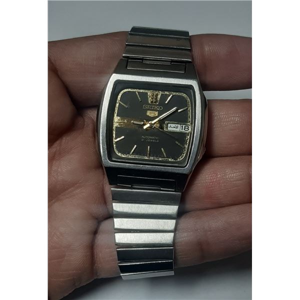 VINTAGE SEIKO 7S26-0400 21J,AUTO WIND DAY/DATE @ 3 , RUNS