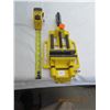 Image 1 : Yellow Metal Vice