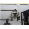 Image 3 : Small Vice and 2 Pulling Tools