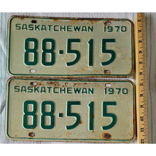 Set of two 1970 Saskatchewan license plates, green print on white background, 88-515.