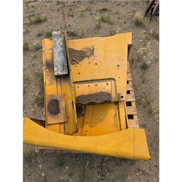 2 rear fender and 2 hood pieces for a minn u-302 Tractor