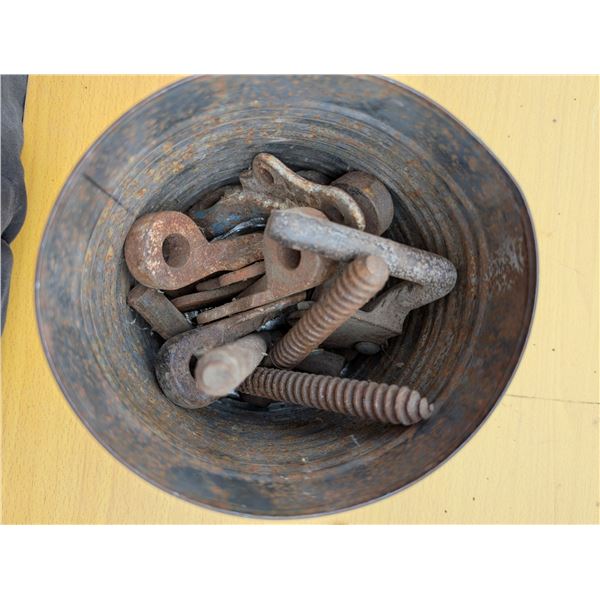 Can full of Truck Box Corner Connectors