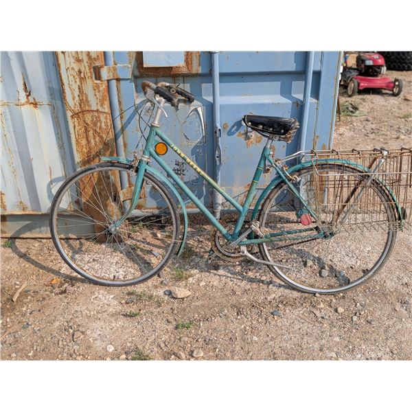 Vintage John Deer Bike w/ (2) Wire Baskets on Back (Seat is loose)
