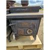 Image 2 : Antique Wood Stove 28.5x24x27.5