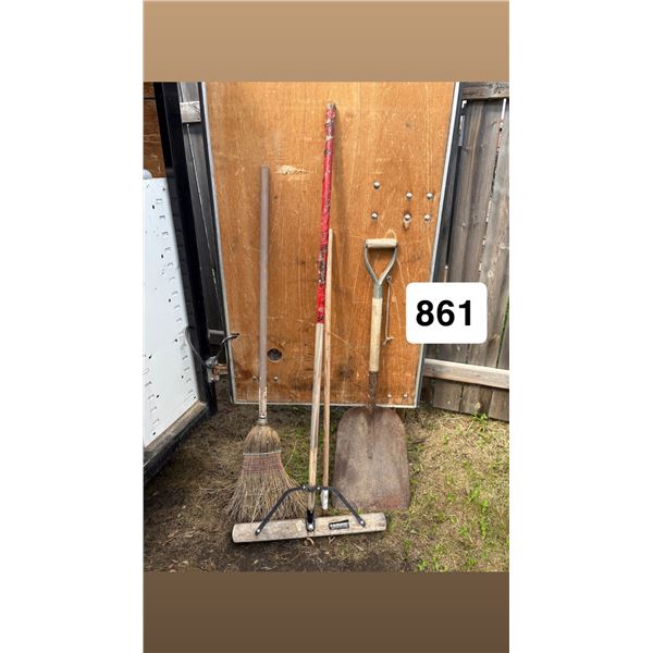 Lot of shovel/broom etc