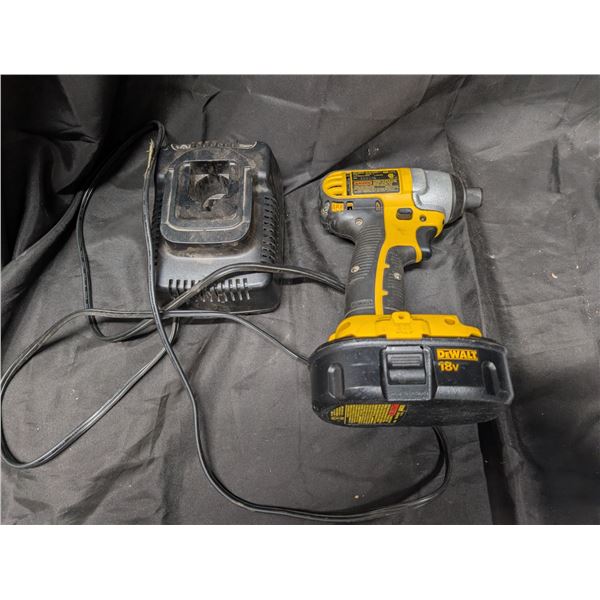 DeWalt DC825 1/4" (6mm) Cordless Impact Driver w/ Charger (Works)