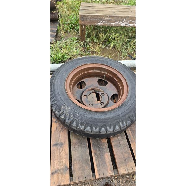 Tire 7.50-20 / 5 hole rim