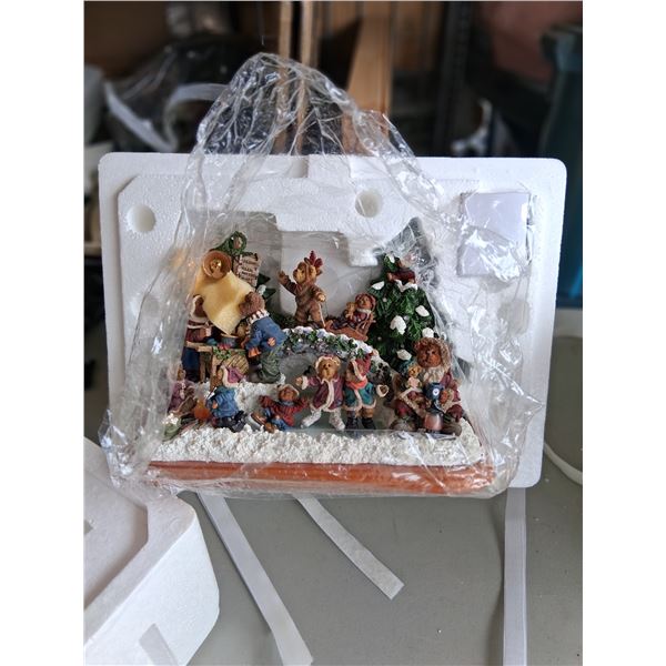 Lighted Boyd's bear mantel Display new in the box