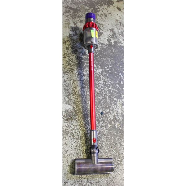 DYSON V10 VACUUM & ACCESSORIES