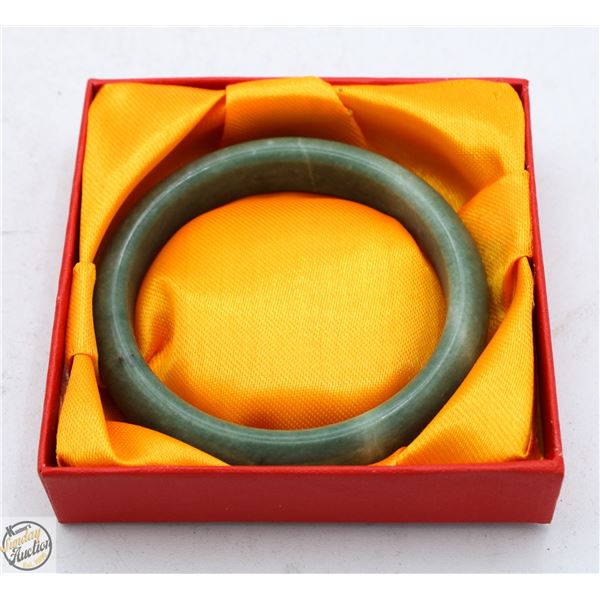 #2916-EMERALD GREEN JADE BRACELET WITH