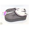 Image 1 : JESSICA SIMPSON WOMENS SIZE 8 GREY SLIPPERS