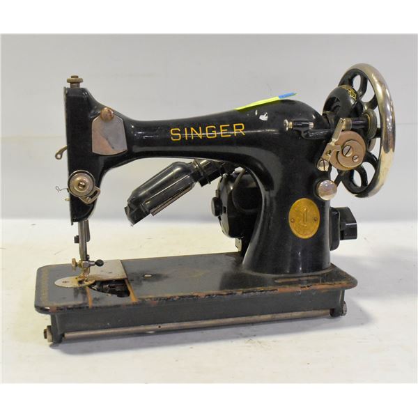 VINTAGE SINGER SEWING MACHINE