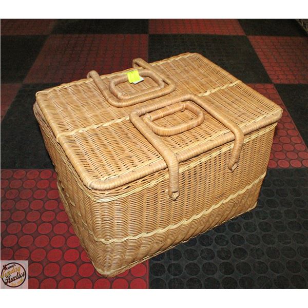 PICNIC BASKET WITH VINTAGE DISHES