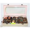 Image 1 : 40+ PIECES JEWELLRY IN VINTAGE DOLL BOX