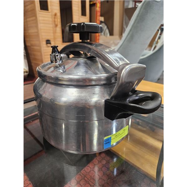 SMALL COMMERCIAL GRADE PRESSURE COOKER