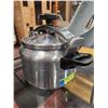 Image 1 : SMALL COMMERCIAL GRADE PRESSURE COOKER