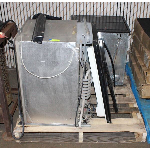 PALLET WITH MAGIC CHEF THREE BURNER PROPANE