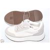 Image 1 : DOLCE VITA SIZE 6 BEIGE SHOES