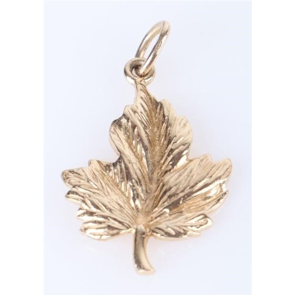 14K YELLOW GOLD MAPLE LEAF PENDANT.