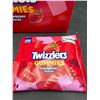 Image 2 : Twizzlers Gummies Strawberry Candy 12 x 90g King Siz