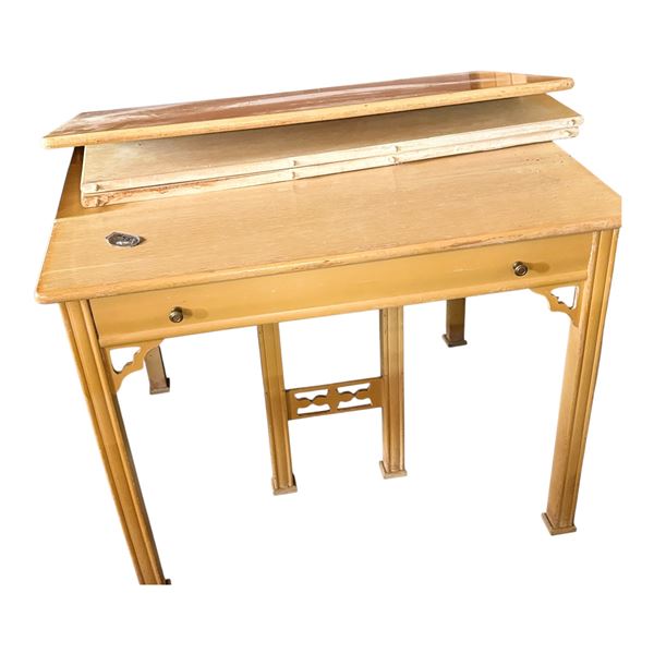 LIGHT WOOD TABLE WITH 4 LEAVES