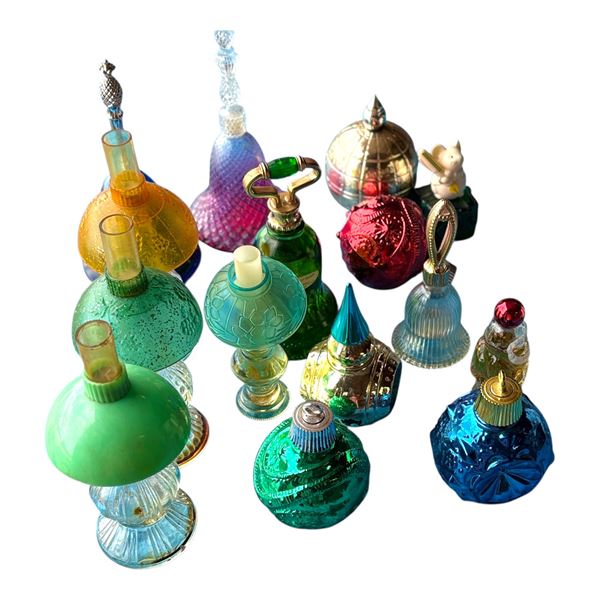 AVON - LOT OF CHRISTMAS AND LAMPS