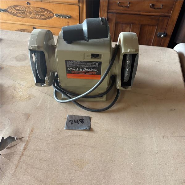 BLACK AND DECKER 5 INCH BENCH GRINDER