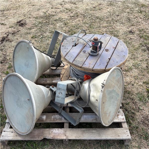 PALLET OF LARGE CONSTRUCTION LIGHTS WITH WINCH LINE CABLE AND CUTTER
