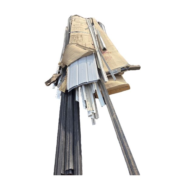 PALLET OF VINYL SIDING AND TRIM EDGE