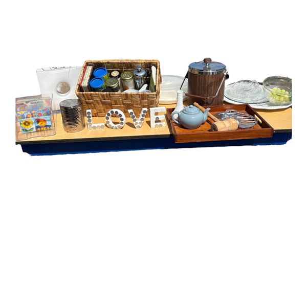 LOT OF ASSORTED HOUSEHOLD ITEMS