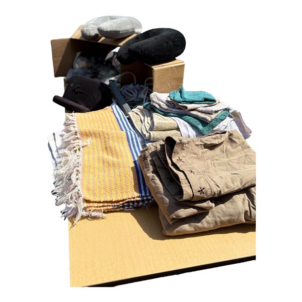 LOT OF HOUSEHOLD TEXTILES AND EXTENSION CORDS