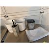 Image 1 : Bathroom accessories