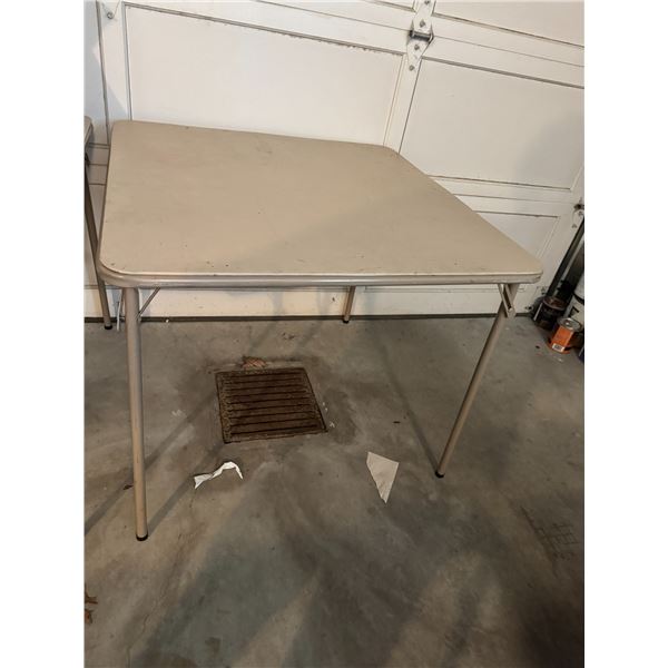 Folding table