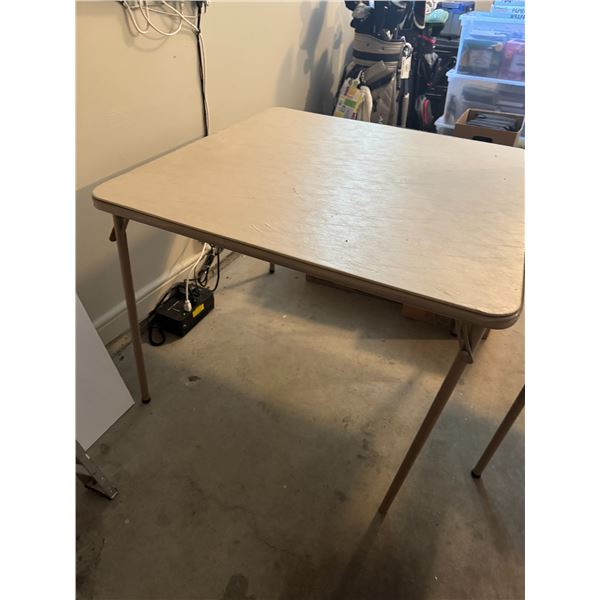 Folding table