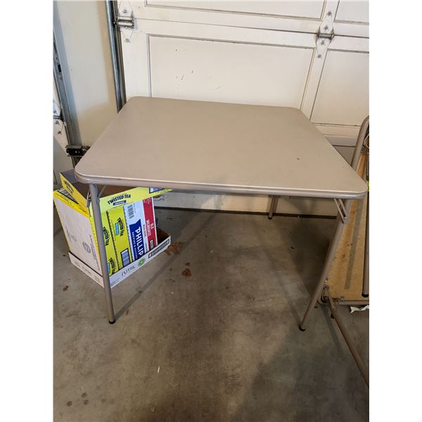 Folding table