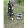 Image 1 : Christmas Tree Outdoor Decor (3ft) 