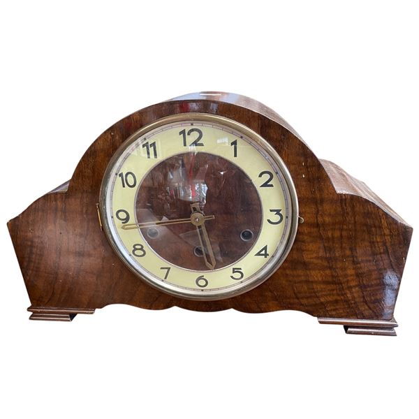 Vintage Mantle Clock In Wood Casing