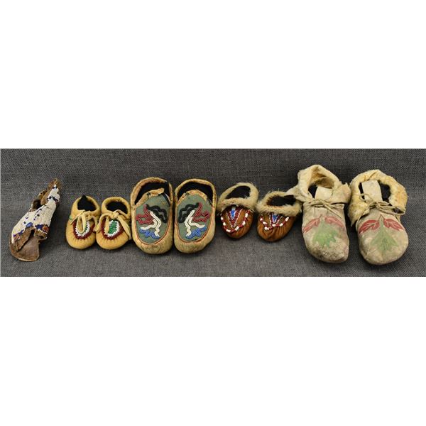 GROUP OF WOODLANDS  CHILD AND DOLL MOCCASINS