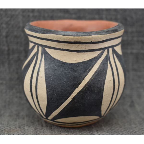 SANTO DOMINGO POTTERY OLLA (SANTANA MELCHOR)