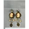 Image 2 : 2 Pairs of Vintaeg Screw On Earrings Cameo + Pearls