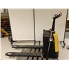 Image 1 : TRANSPALETTE ÉLECTRIQUE MOTORISÉ CAPACITÉ 3000 LB 47"x25"  *ENDOMMAGÉ DANS LE TRANSPO