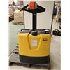 Image 3 : TRANSPALETTE ÉLECTRIQUE MOTORISÉ CAPACITÉ 3000 LB 47"x25"  *ENDOMMAGÉ DANS LE TRANSPO