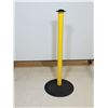 Image 1 : POTEAU DE BARRIÈRE JAUNE AVEC BASE 32"h.